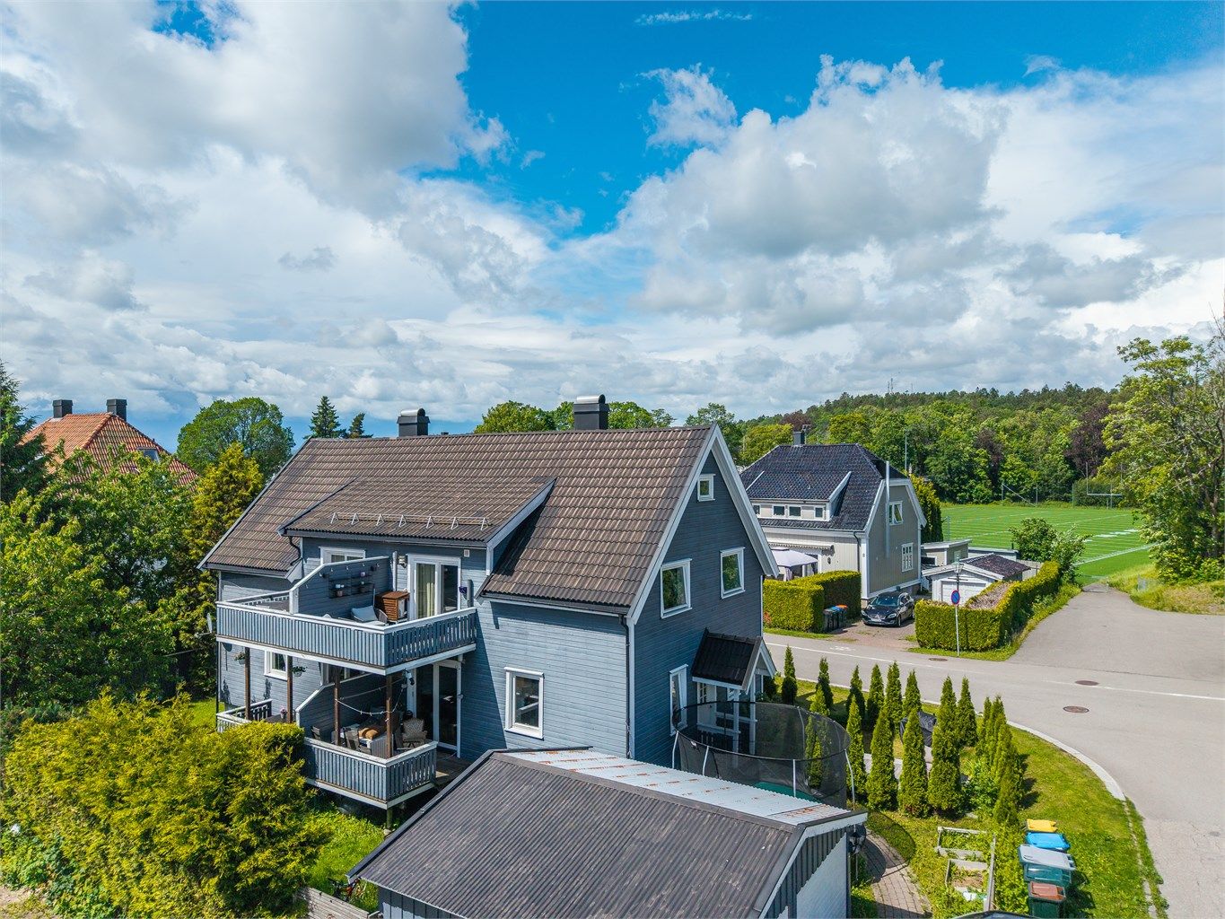 Boligen ligger i et område med nærhet til både sentrum og grøntområder.
