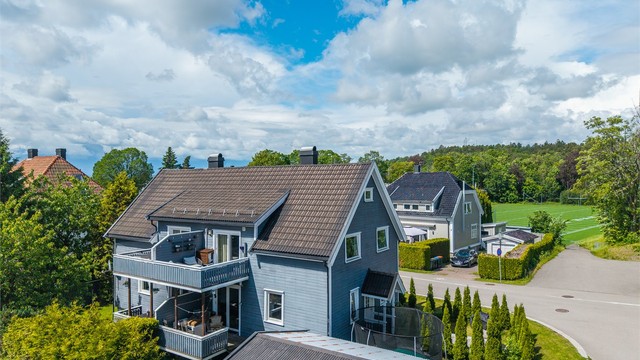 Boligen ligger i et område med nærhet til både sentrum og grøntområder.