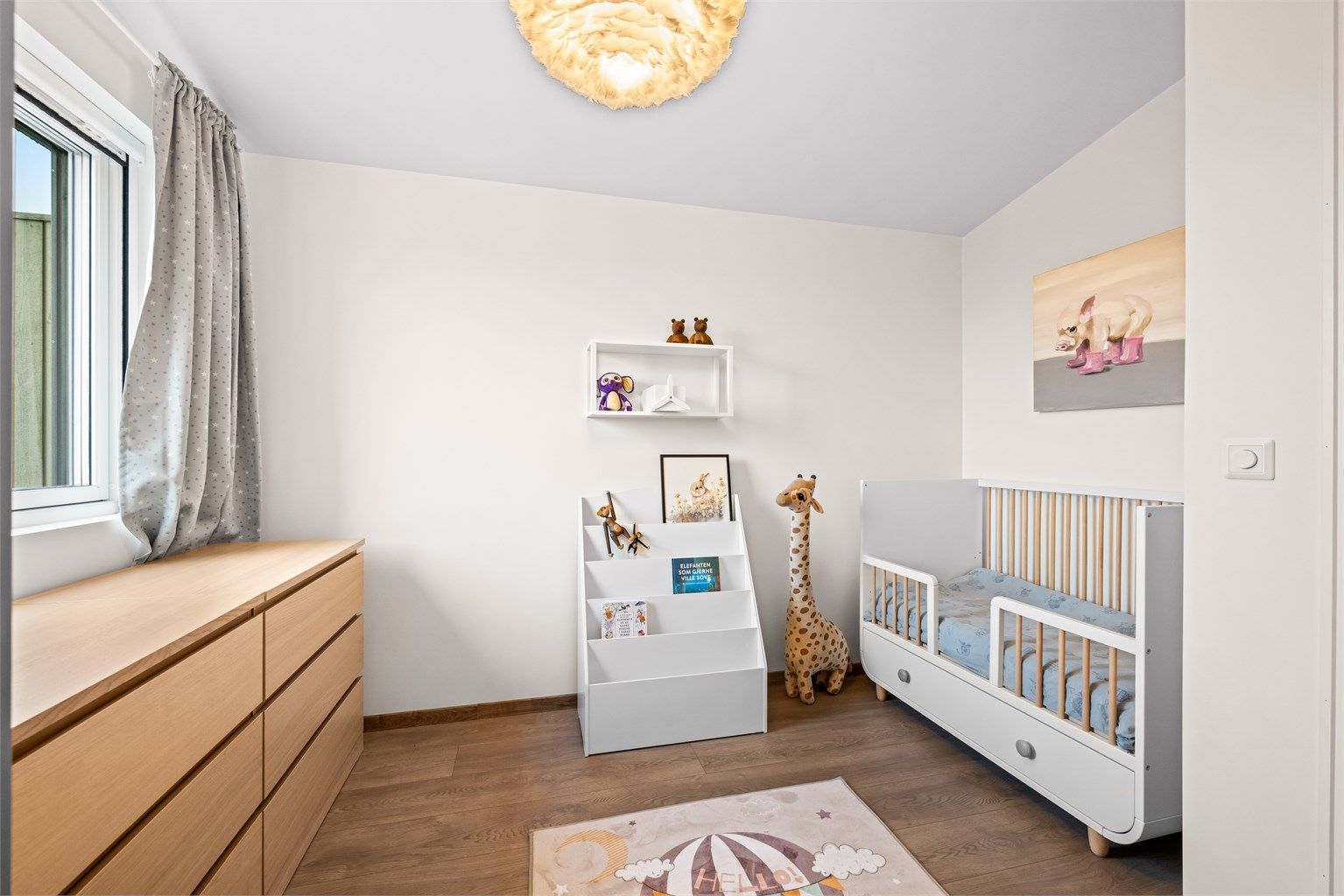 Vinduene i andre etasje har app-styrt solskjerming med utvendige screens og integrert myggnetting på 3 soverom.