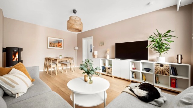 Overflatene er holdt i tidsriktige og delikate farger.
