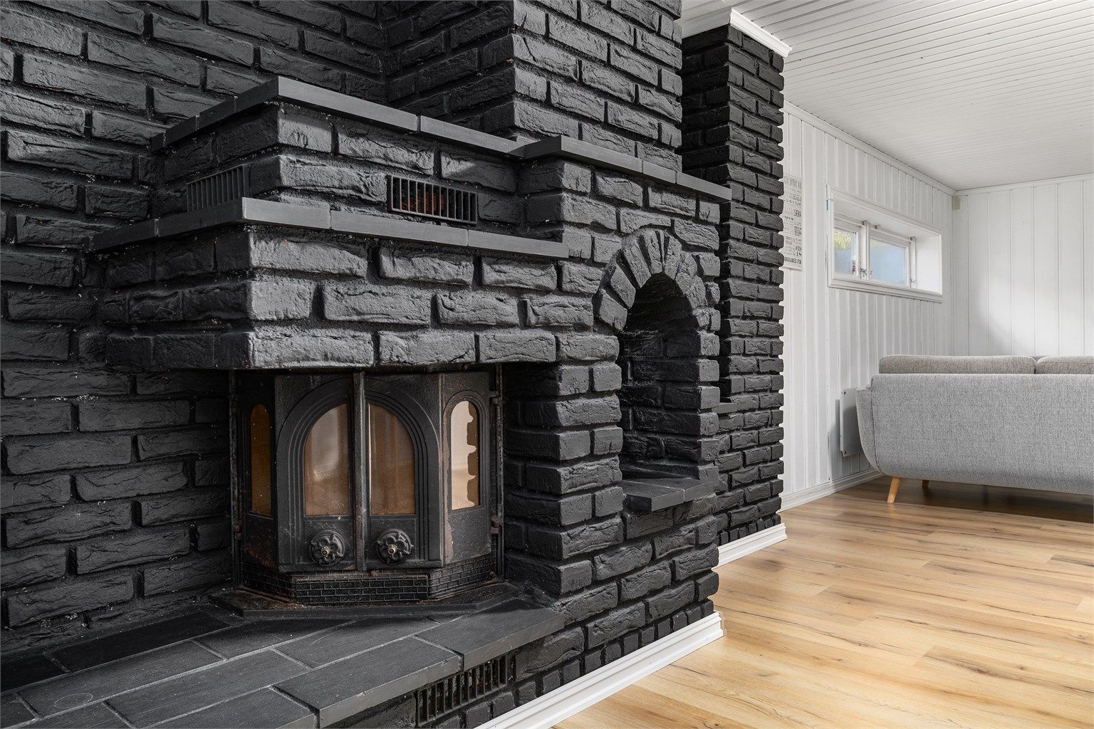 Det er i dag ikke direkte utgang fra kjelleren til sikkert sted, eller tilstrekkelig antall alternative rømningsveier som vinduer eller lignende.