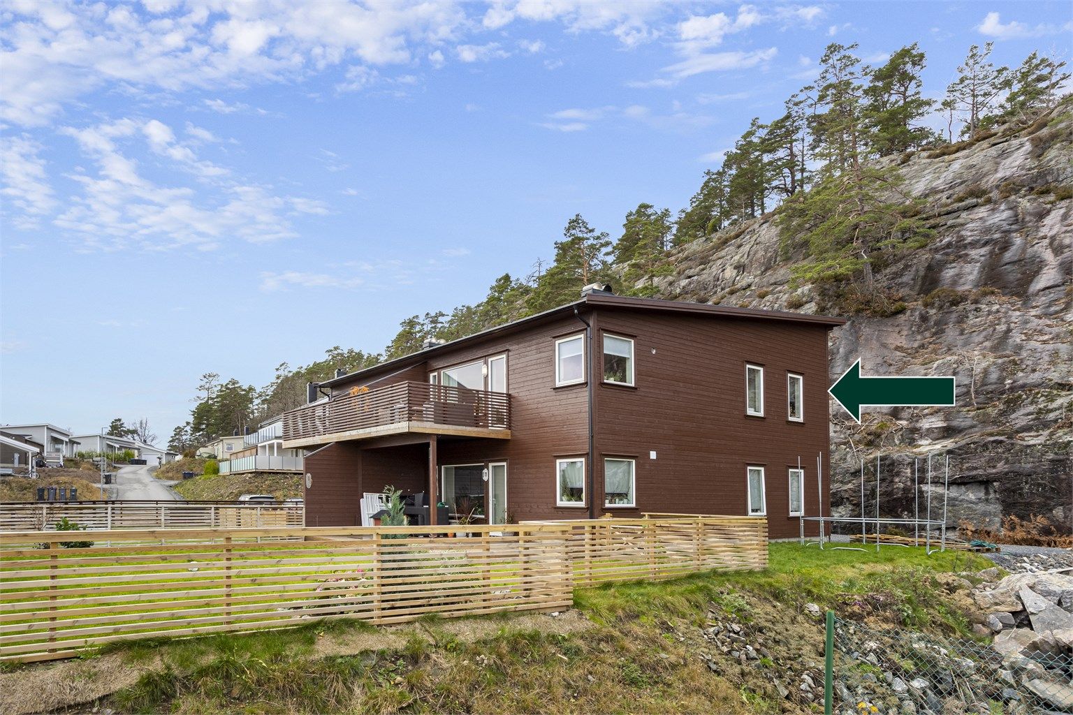 Eiendommen ligger i et stille og rolig nabolag med en sentrumsnær beliggenhet.