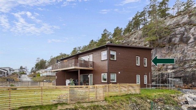 Eiendommen ligger i et stille og rolig nabolag med en sentrumsnær beliggenhet.