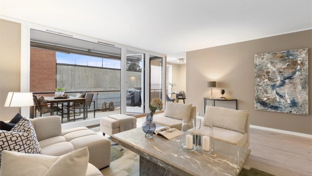 De brede balkongdørene kan åpnes helt, og integrerer uteplassen med stuen på fine dager.