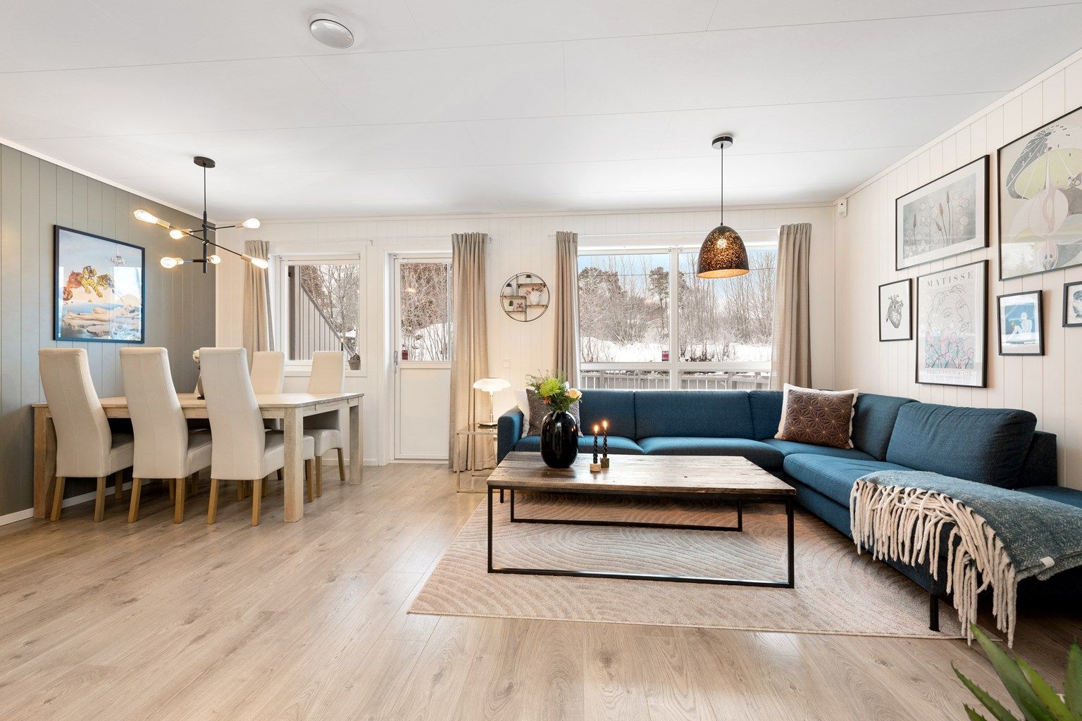 Krogsveen Sunnmøre v/Daglig leder/Eiendomsmegler Preben Willmann har gleden av å presentere en flott tiltalende og romslig tomannsbolig med hele 4 soverom beliggende i Gjerdegarden 5 i Langevåg