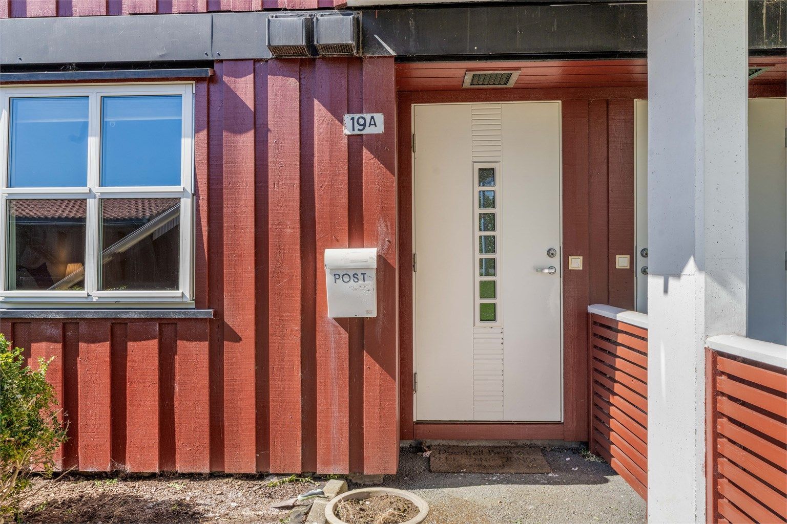 Egen inngang på bakkeplan. Hovedytterdøren er fra 2012 og har 3-lags glassfelt.