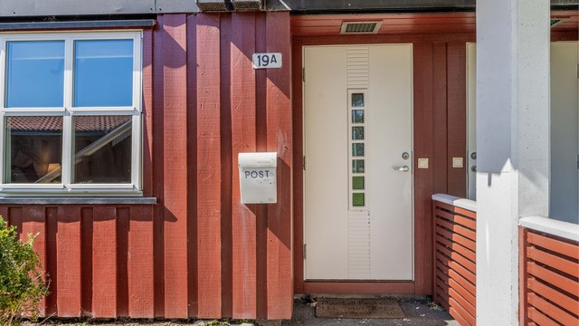 Egen inngang på bakkeplan. Hovedytterdøren er fra 2012 og har 3-lags glassfelt.