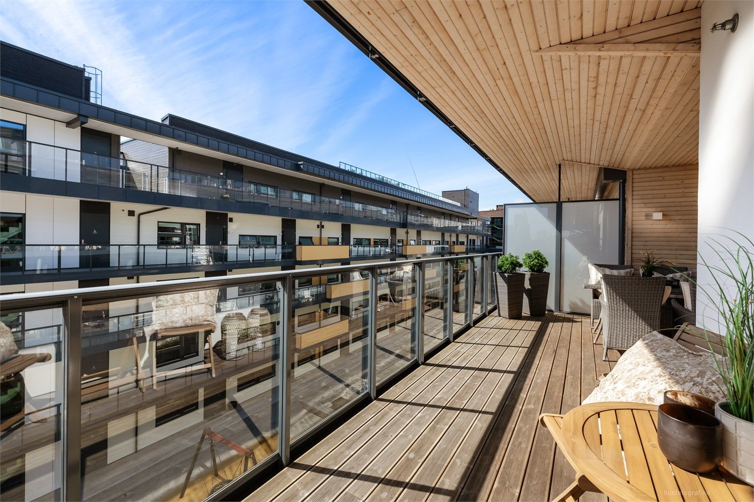 En skjermet og romslig uteplass med god plass til utemøbler.