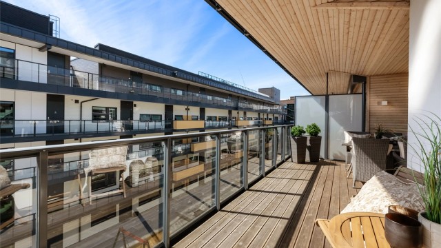 En skjermet og romslig uteplass med god plass til utemøbler.