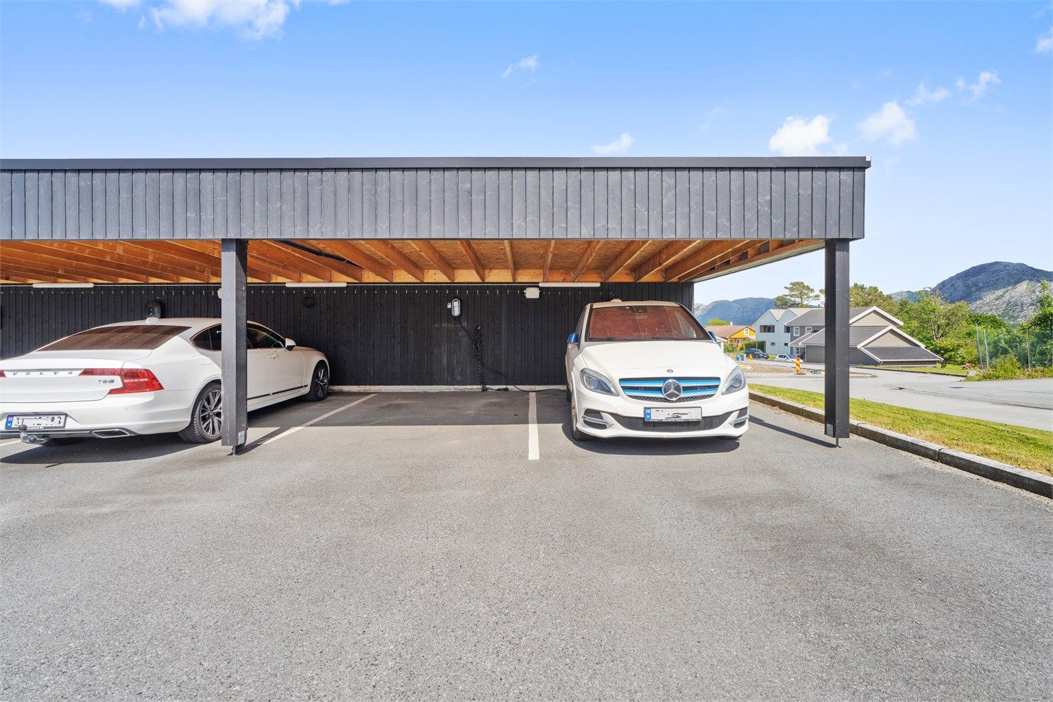 Parkering i carport med elbil-lader.