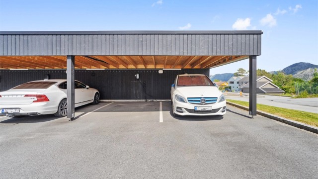 Parkering i carport med elbil-lader.