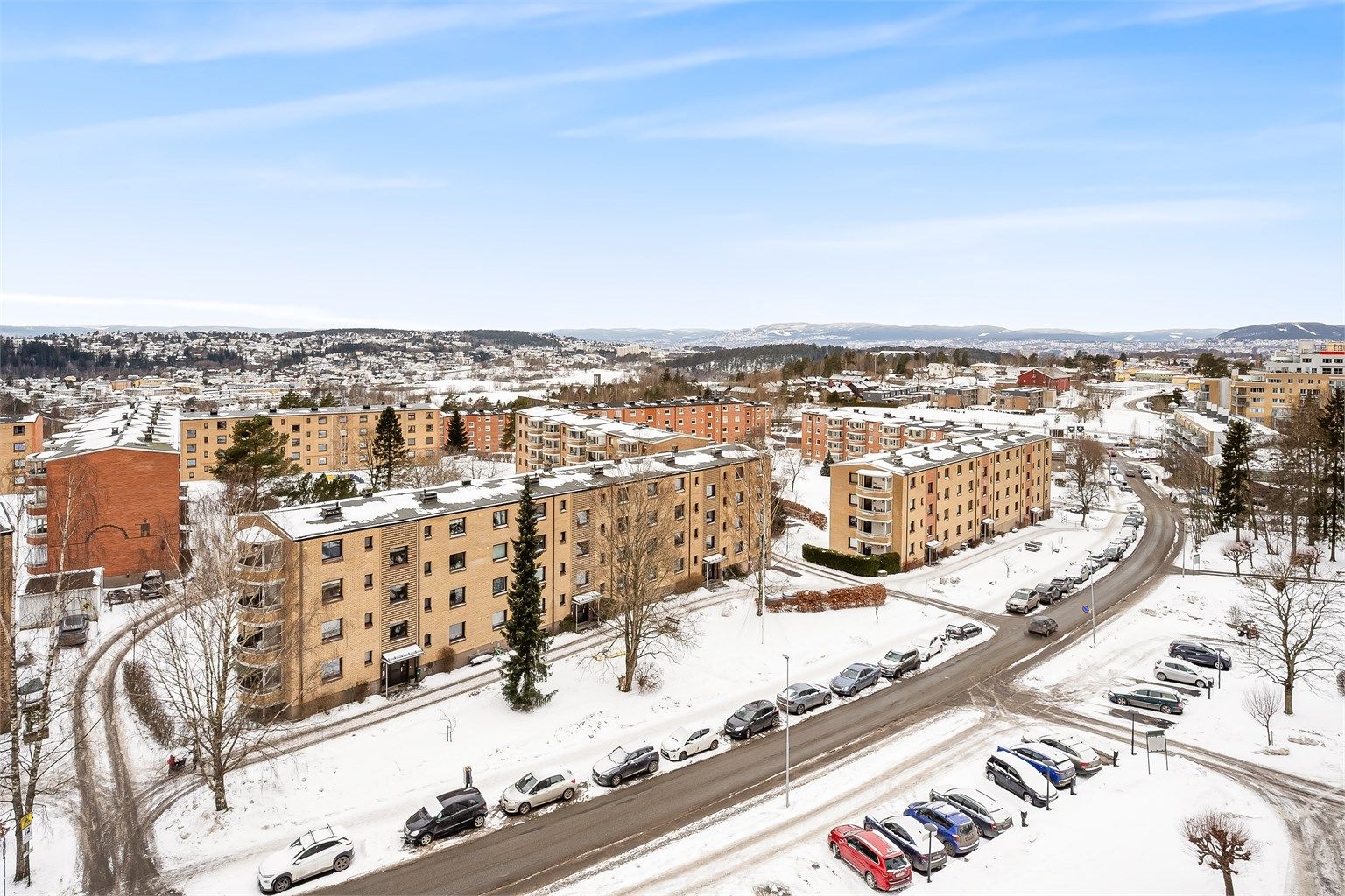 Nydelig og luftig utsikt fra leiligheten.
Bor du i "høyden" og ser mye himmel og mye blått, så sies det at "det gjør godt for sjele-roa". 