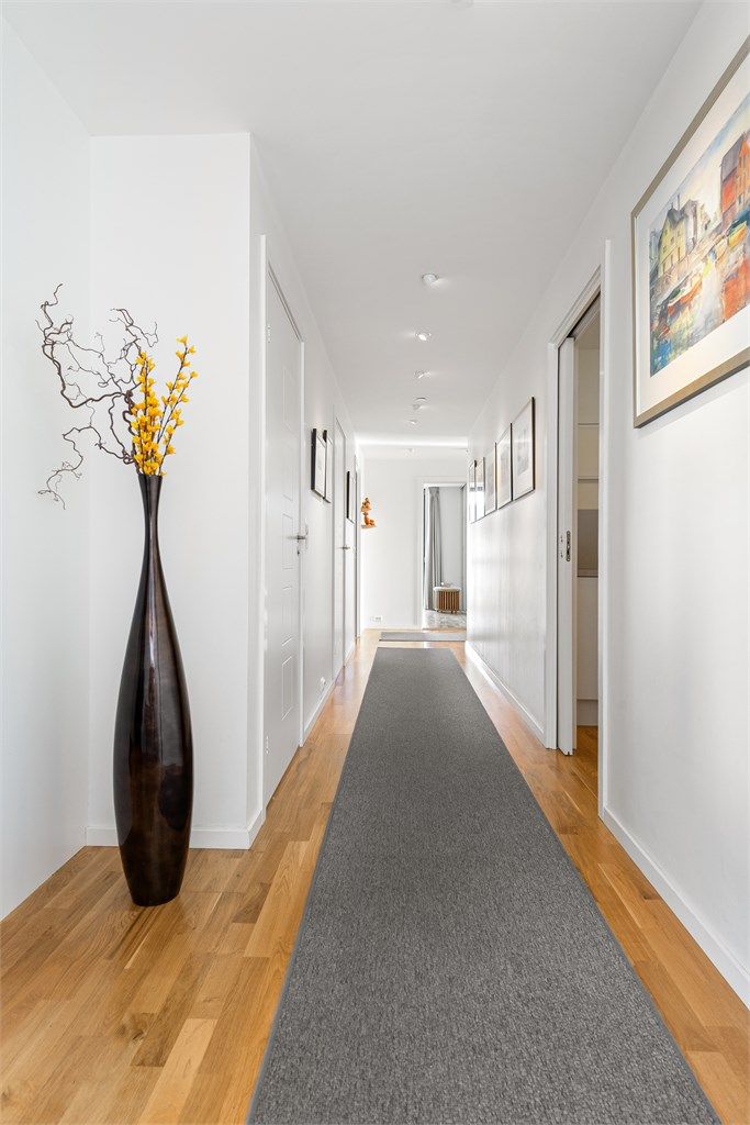 Gang med hvite profilerte innerdører