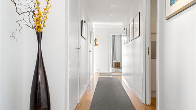 Gang med hvite profilerte innerdører