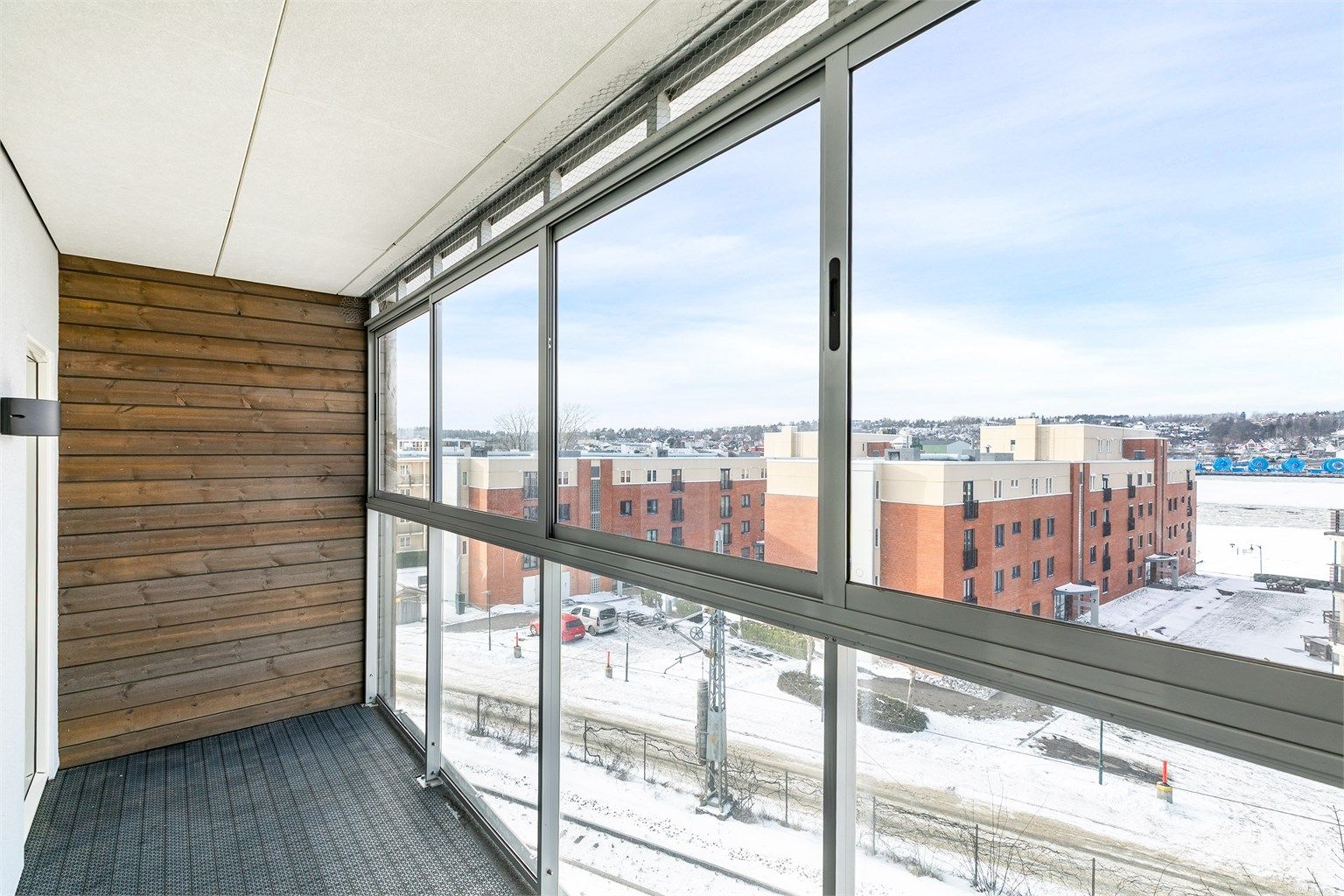 Innglasset veranda mot vest er blant leilighetens fremste kvaliteter. Her er det sommerstid sol fra ettermiddag til sen kveld.