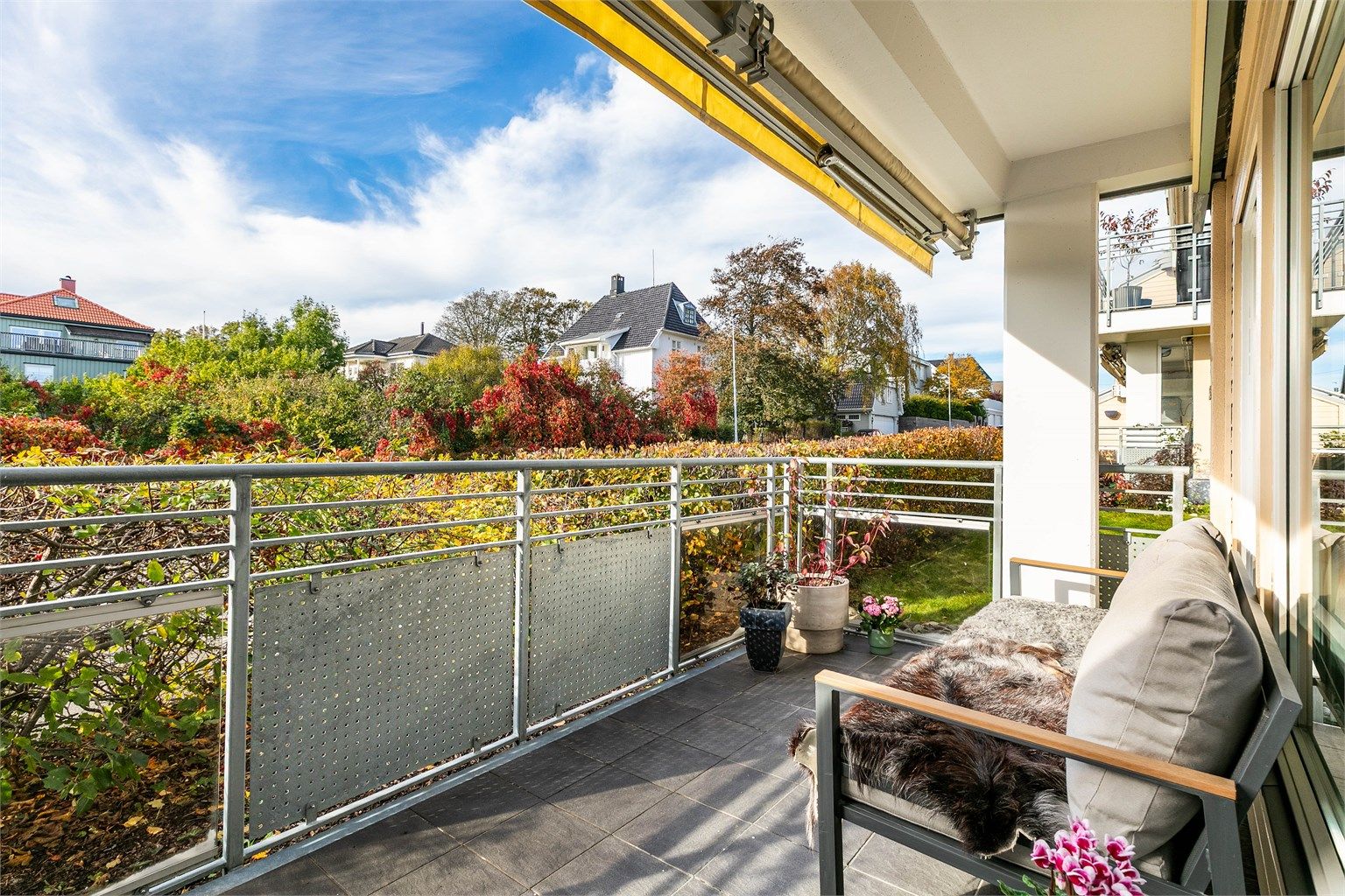 Sommerstid er det sol på terrassen fra tidlig ettermiddag til sen kveld.