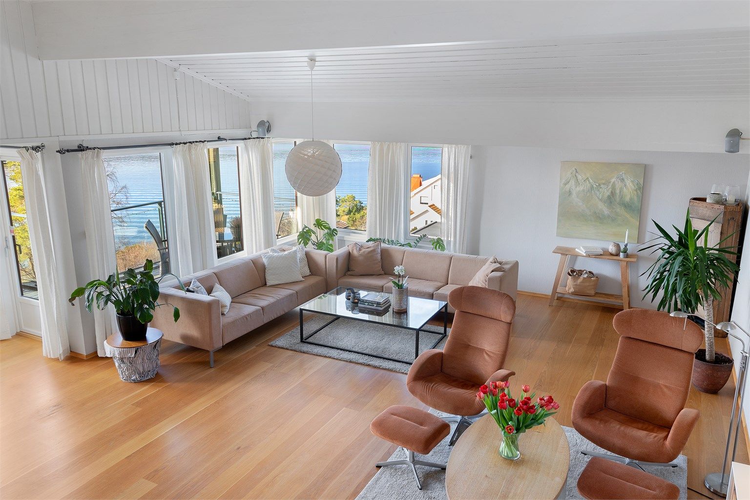 Oversiktsbilde som viser stuens volum og den åpne løsningen opp mot 2. etasje.