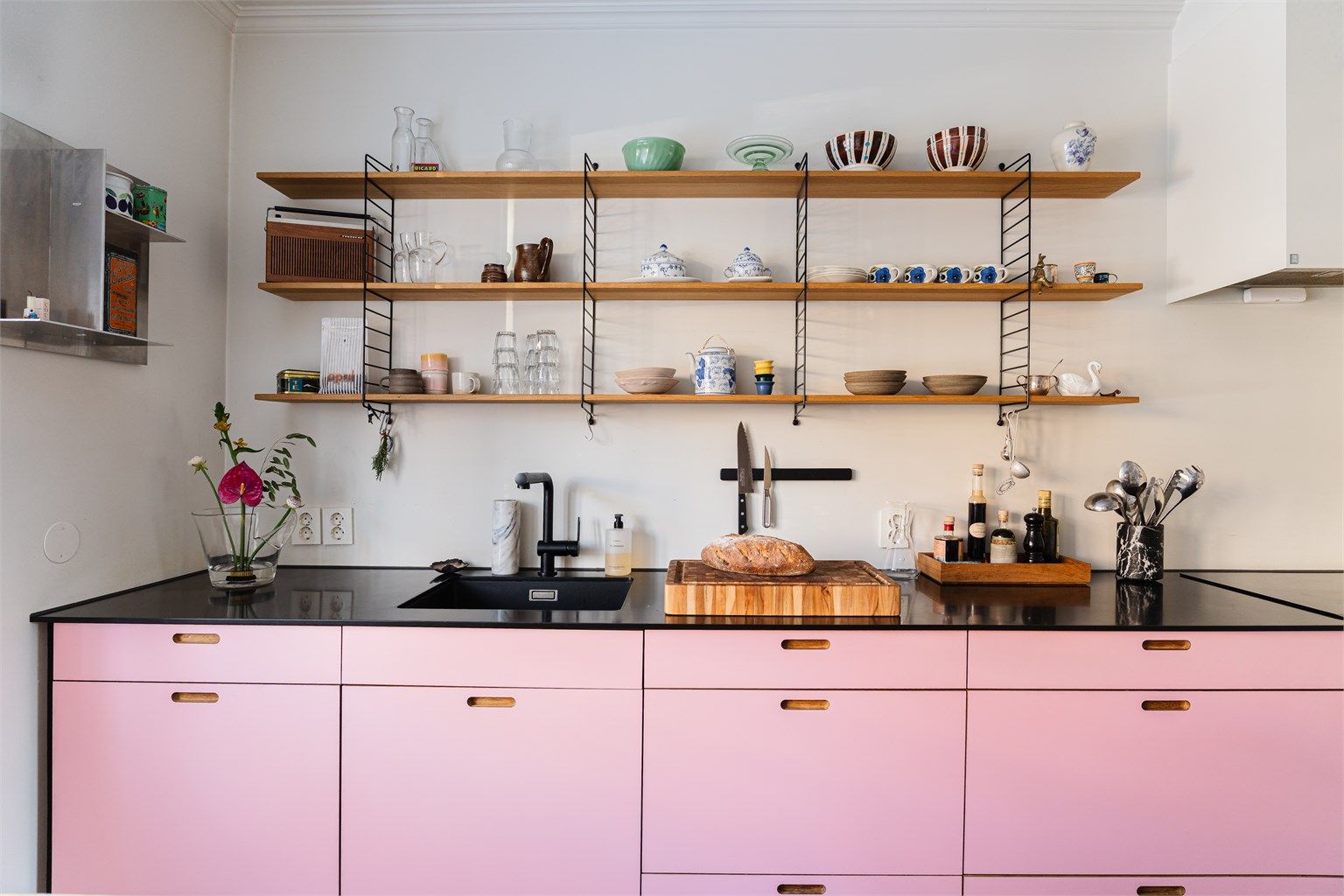 Benkeplaten er i sort Corian med underlimt oppvaskkum i sort kompositt.