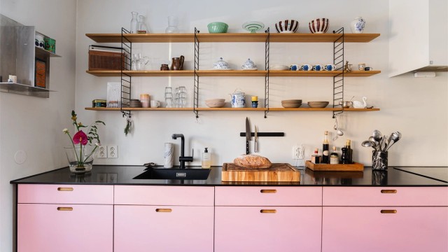 Benkeplaten er i sort Corian med underlimt oppvaskkum i sort kompositt.