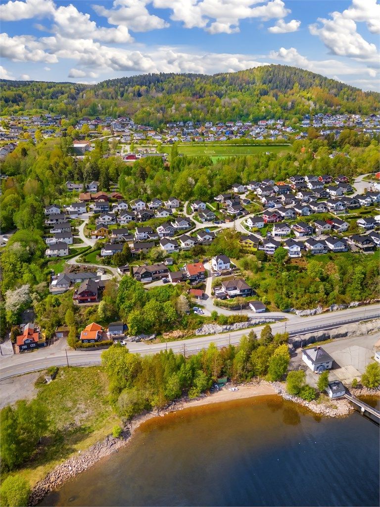 Med bussholdeplass kun 3-4 minutters gange unna, er det enkel kommunikasjon til Drammen sentrum.