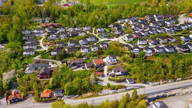 Med bussholdeplass kun 3-4 minutters gange unna, er det enkel kommunikasjon til Drammen sentrum.