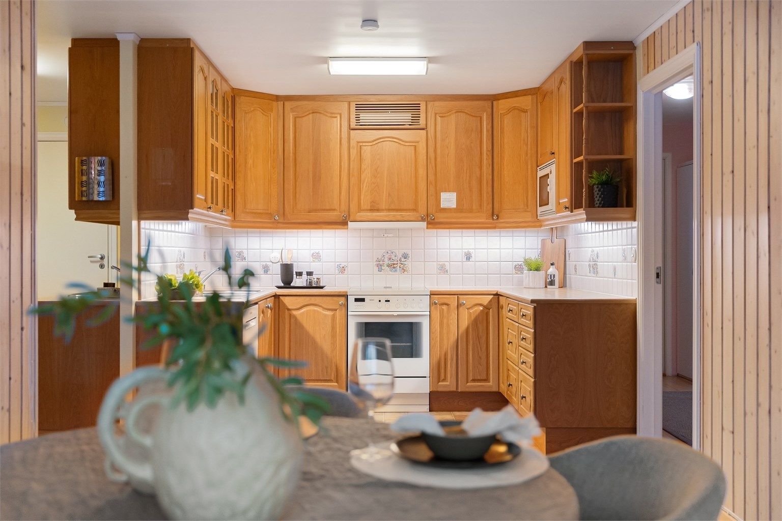 Kjøkkenet er også meget romslig og her er det også plass til spisebord