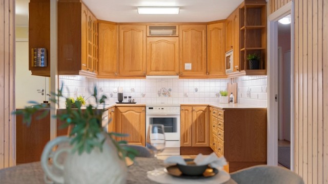 Kjøkkenet er også meget romslig og her er det også plass til spisebord