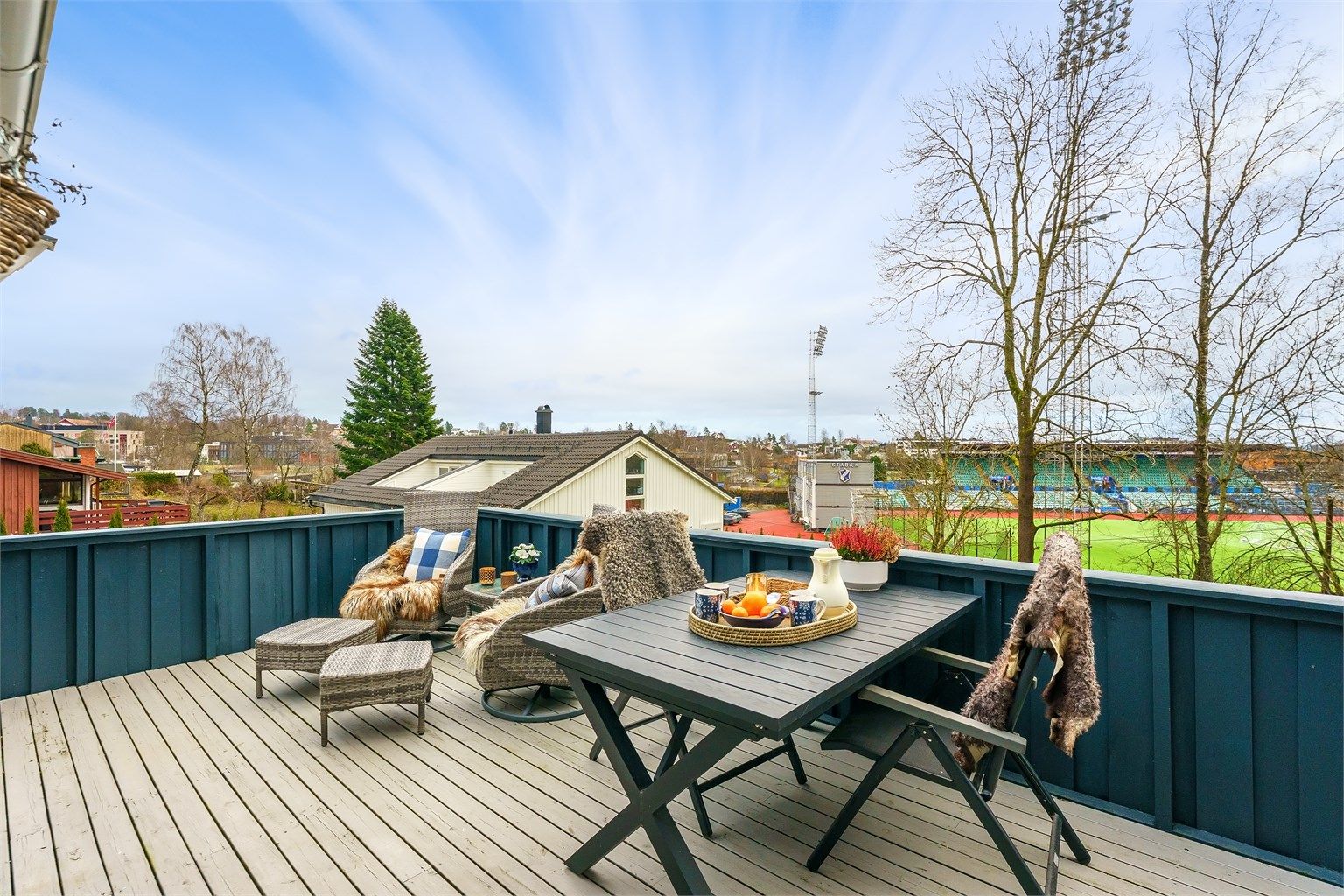 Her er det god plass til både sittegruppe og spisebord.