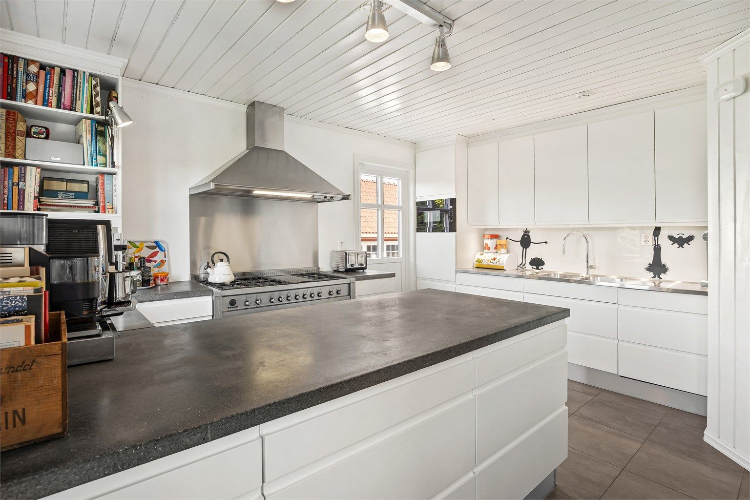 En robust benkeplate i betong og en bred gasskomfyr gjør kjøkkenet godt rustet for matlaging. I tilknytning til kjøkkenet ligger et praktisk kjølerom.