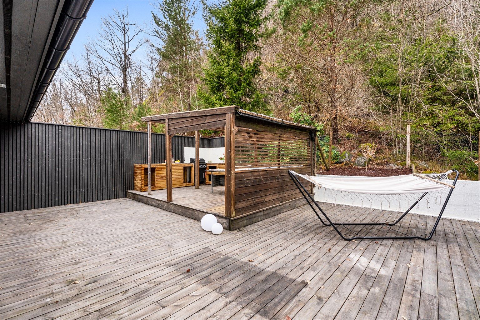 Det er også god plass til bl.a. hengekøye, badebasseng eller andre aktiviteter. 