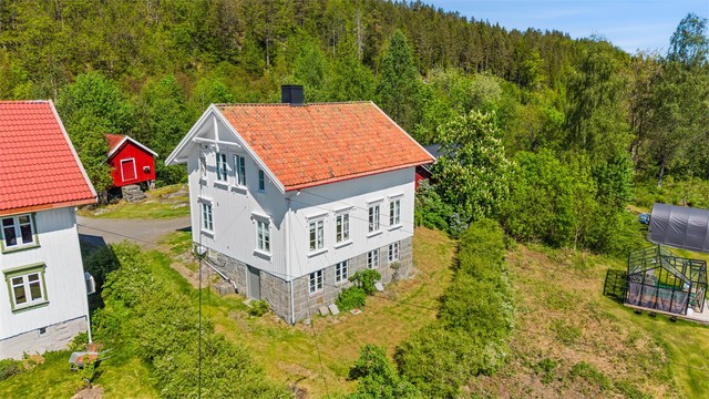Boligens vinduer med trerammer ble skiftet i perioden 2007-2017.