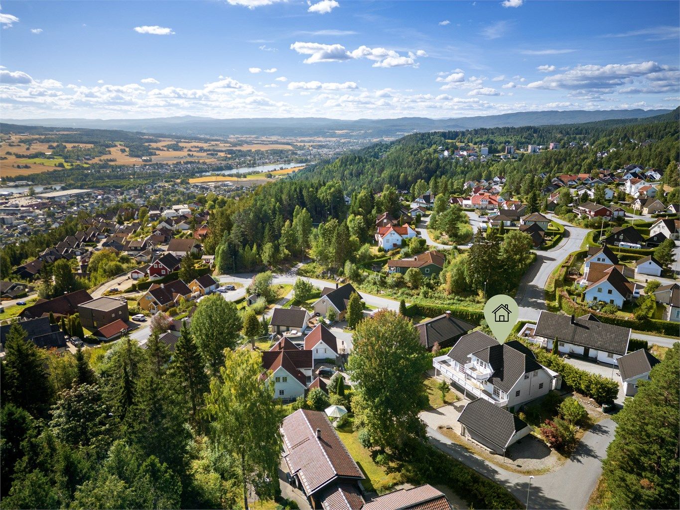 Det er også kort vei til butikker og servicetilbud i sentrum ved Alti Buskerud (tidligere Buskerud storsenter) samt Mjøndalen sentrum.