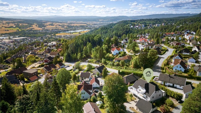 Det er også kort vei til butikker og servicetilbud i sentrum ved Alti Buskerud (tidligere Buskerud storsenter) samt Mjøndalen sentrum.