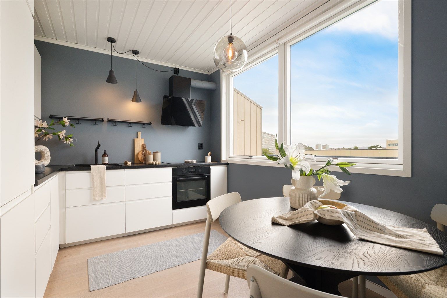 Dette er en gjennomgående topp- og endeleilighet med 1-stavs parkett og et moderne kjøkken fra 2020.