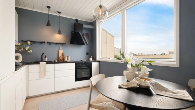 Dette er en gjennomgående topp- og endeleilighet med 1-stavs parkett og et moderne kjøkken fra 2020.