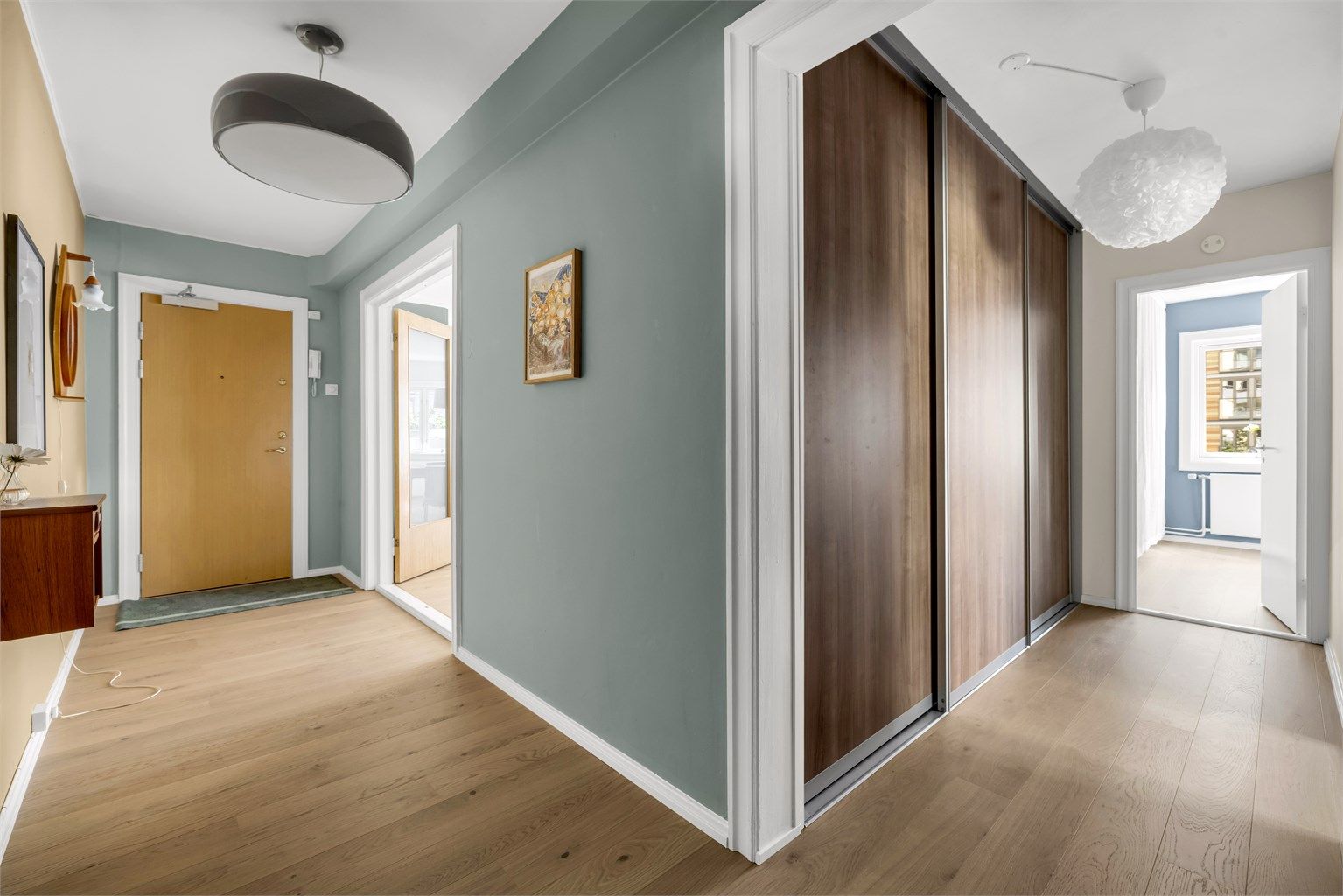 Lys og innbydende entré som skaper et godt førsteinntrykk av boligen. Særdeles godt med oppbevaringsplass i den romslige entreen med en stor skyvedørsgarderobe, plassert i gangen. Velkommen inn!