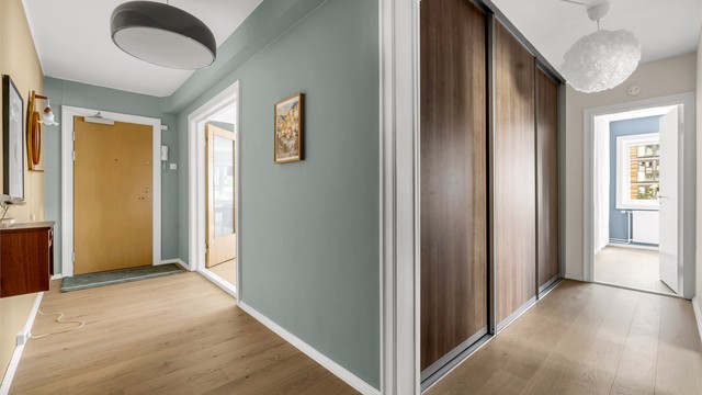 Lys og innbydende entré som skaper et godt førsteinntrykk av boligen. Særdeles godt med oppbevaringsplass i den romslige entreen med en stor skyvedørsgarderobe, plassert i gangen. Velkommen inn!