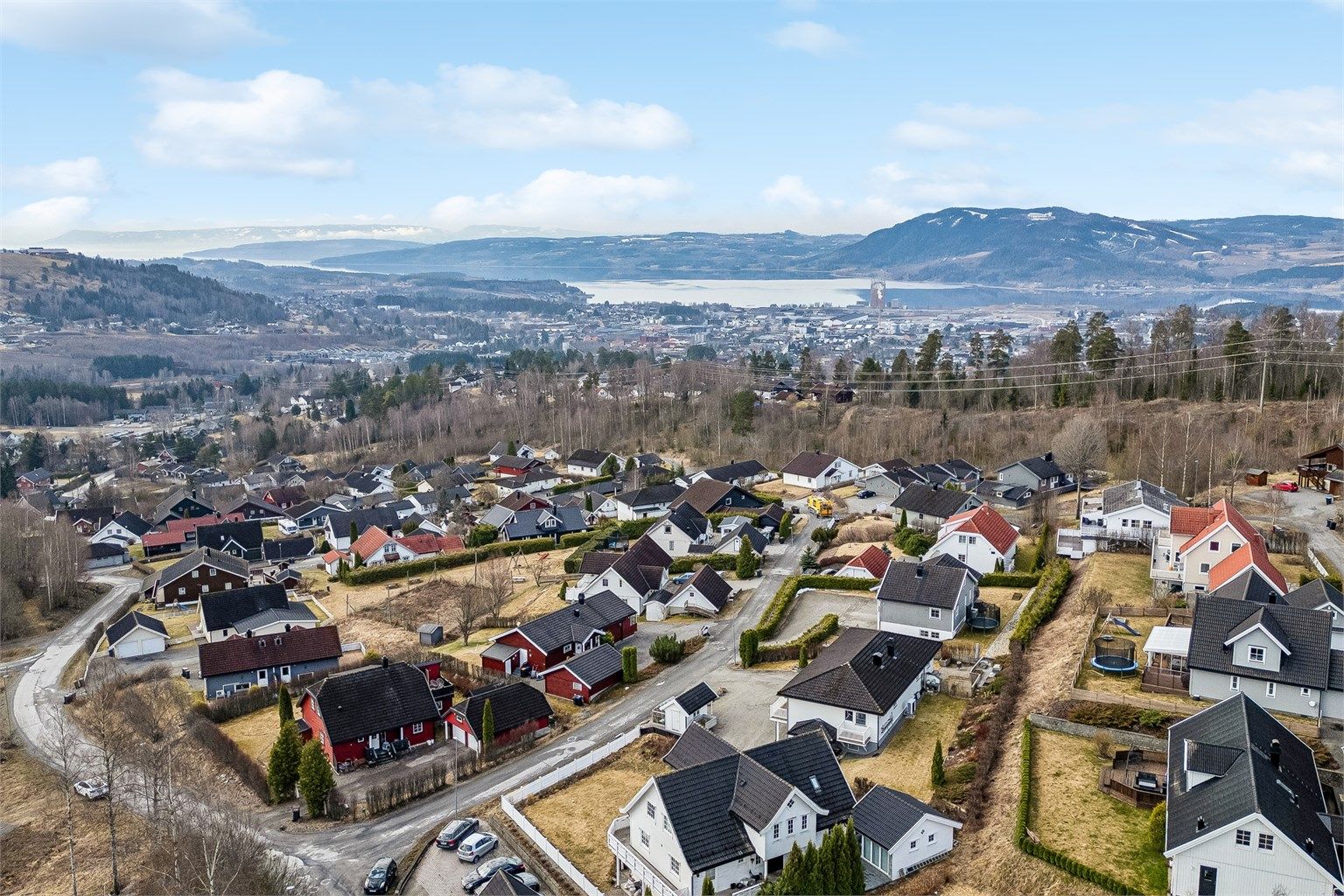 Området er godt tilrettelagt for barnefamilier, med kort og trygg gangavstand til både Hempa barnehage og Hempa barneskole via etablerte gang- og sykkelveier.