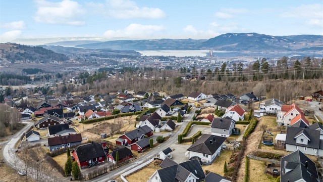 Området er godt tilrettelagt for barnefamilier, med kort og trygg gangavstand til både Hempa barnehage og Hempa barneskole via etablerte gang- og sykkelveier.