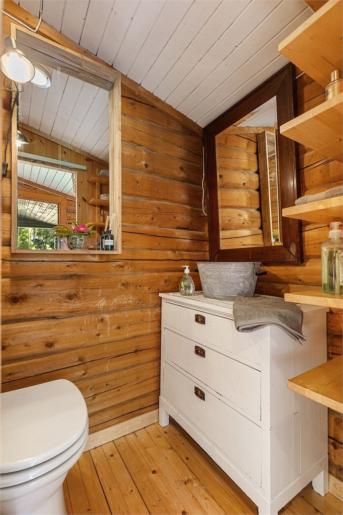 Toalettrom med heltre overflater, hyller for oppbevaring