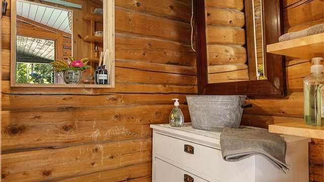 Toalettrom med heltre overflater, hyller for oppbevaring