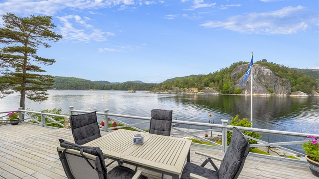Fra terrassen har man en åpen og vidstrakt utsikt over vannet. Tar man båten til Søndeled for å handle inn matvarer på Kiwi er det ca. 10 min hver vei.