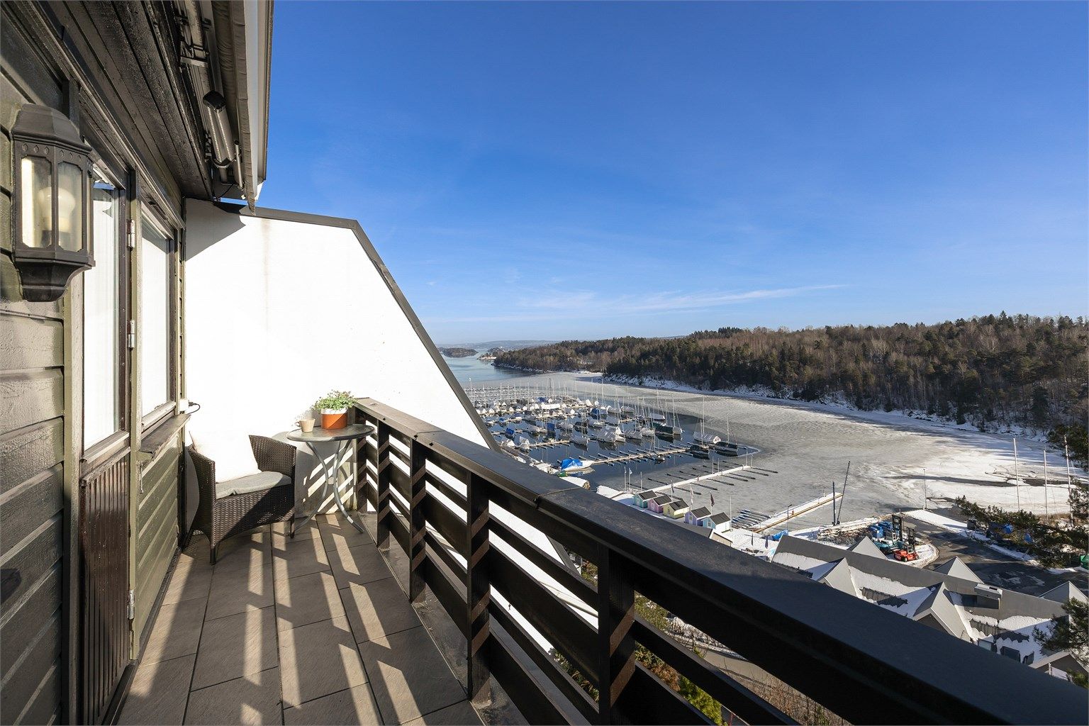 Fra hovedsoverommet er det utgang til balkong med flott utsikt mot fjorden.