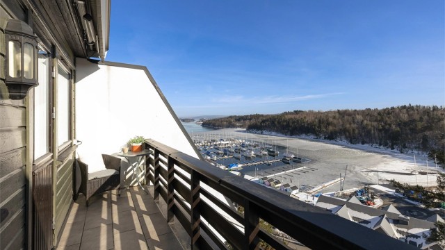 Fra hovedsoverommet er det utgang til balkong med flott utsikt mot fjorden.