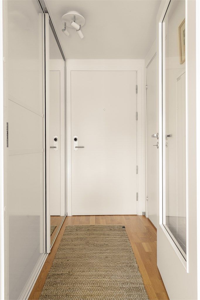 Lyd- og brannklassifisert entrédør gir trygghet. Leiligheten disponerer en kjellerbod på ca. 9 m².