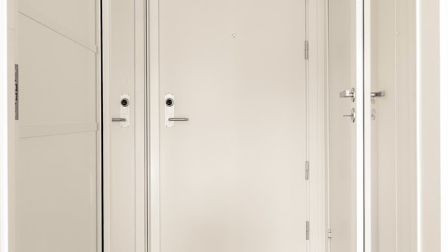 Lyd- og brannklassifisert entrédør gir trygghet. Leiligheten disponerer en kjellerbod på ca. 9 m².