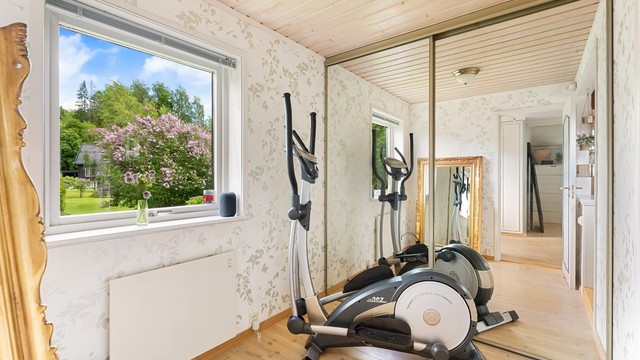 Praktisk gjennomgangsrom / treningsrom i forbindelse med badet.