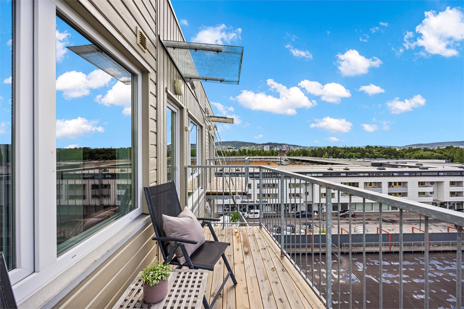 Balkongen har god plass til en sittegruppe.