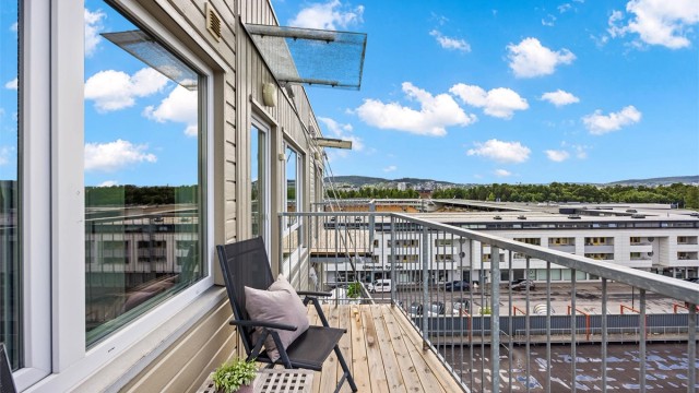 Balkongen har god plass til en sittegruppe.