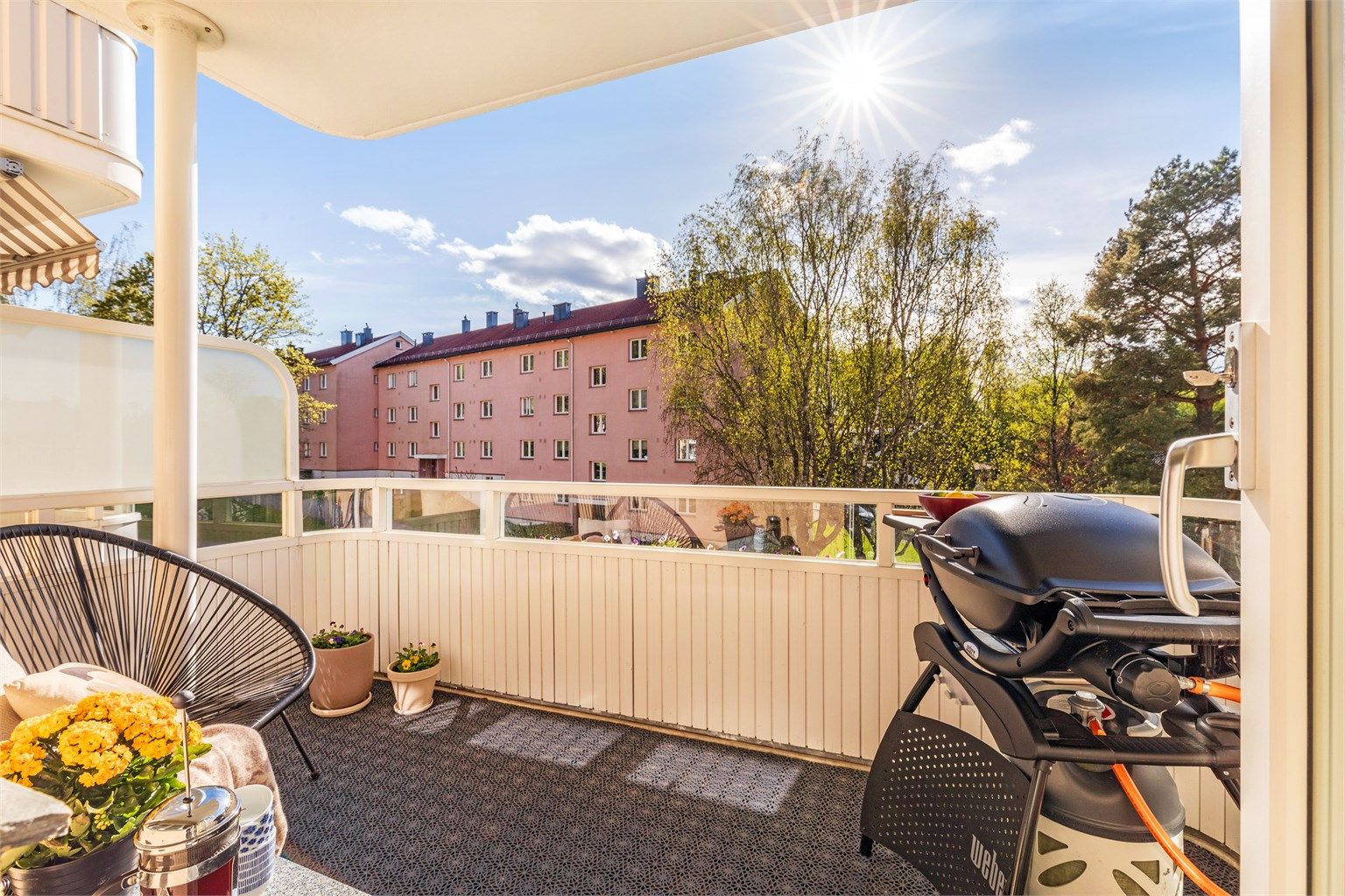 Velkommen til Kurveien 56, en lys og godt utnyttet 2-roms leilighet med balkong